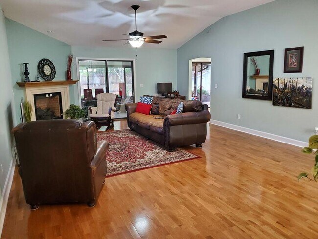 Foto del edificio - 213 Hillside Dr