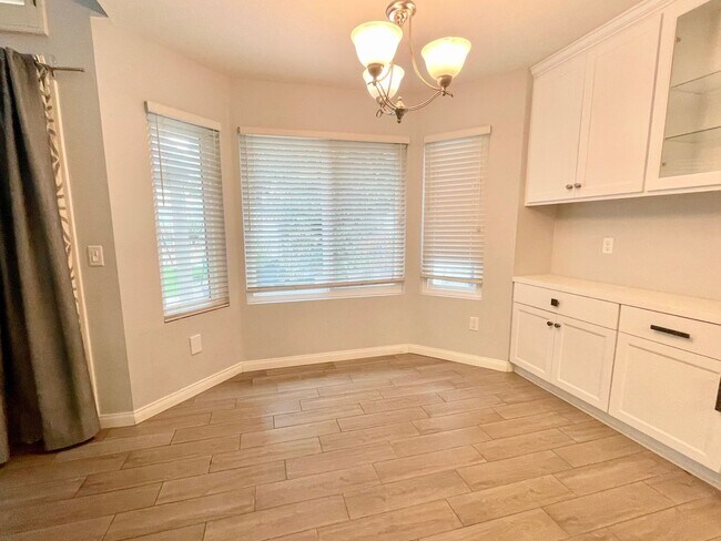 Foto del edificio - Updated 3 Bedroom Summerset Ct Home!