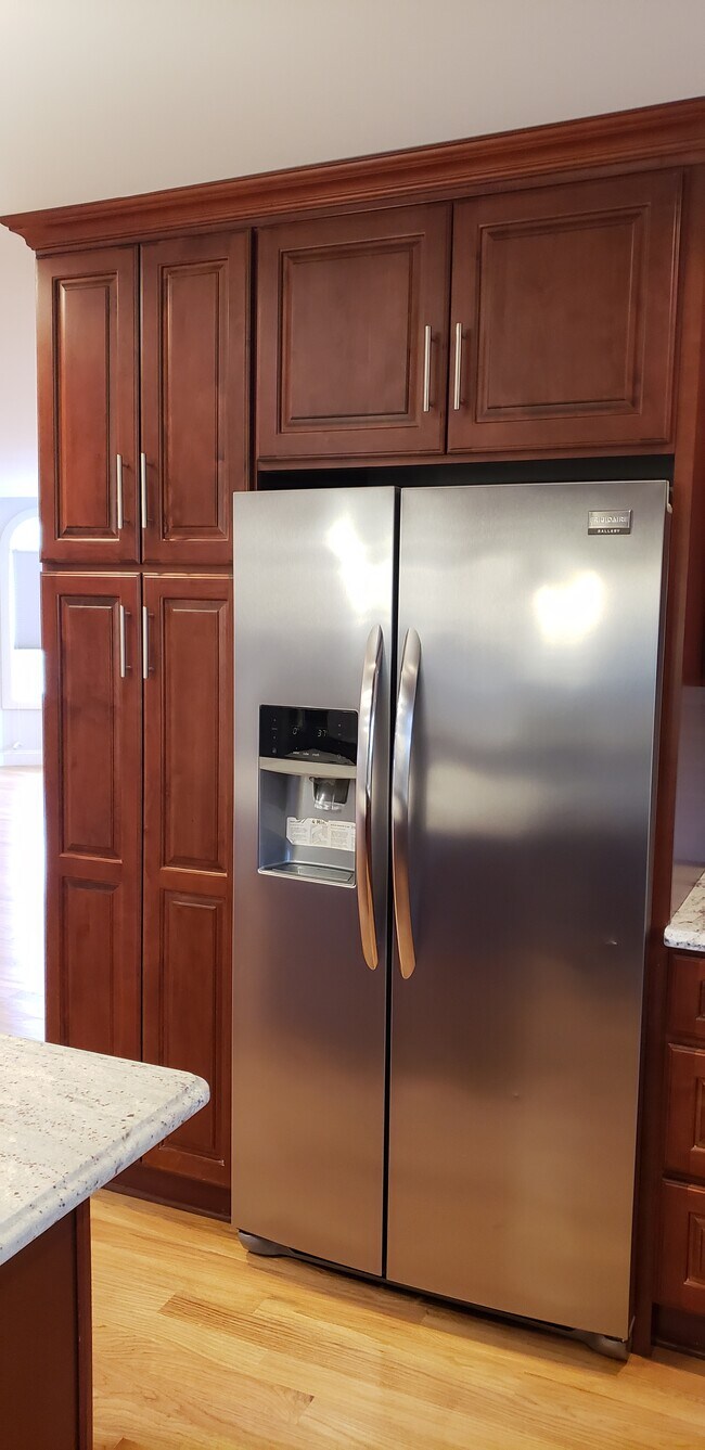 Building Photo - 764 Edgewater Ave