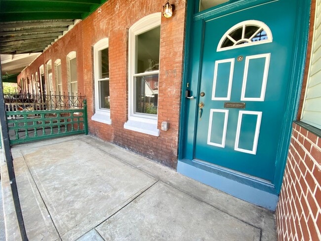 Building Photo - Newly Renovated 3 Bed 2 and a Half Bath Av...