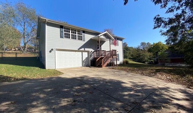 Building Photo - Gorgeous 3 Bedroom, 2 Bathroom Split Level...
