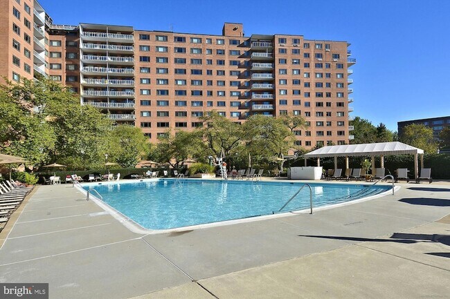 Foto del edificio - 4201 Cathedral Ave NW