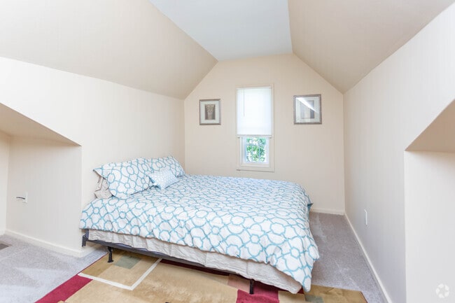 4BR, 2BA - 2,000 - 49 Lawn St