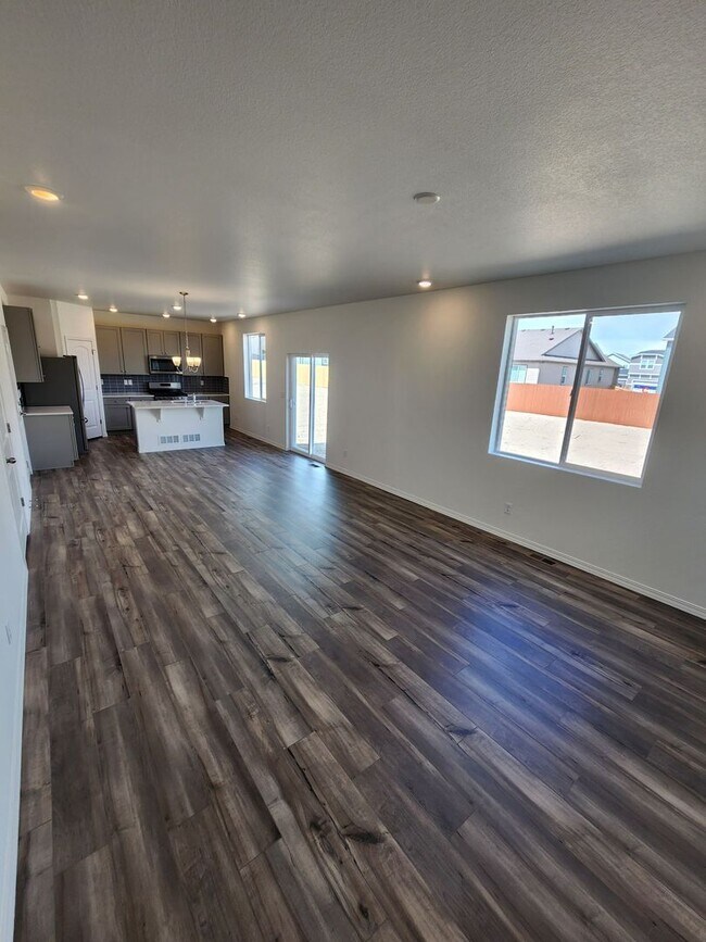 Building Photo - **MOVE IN SPECIAL** $1000 OFF 1st MONTH'S ...