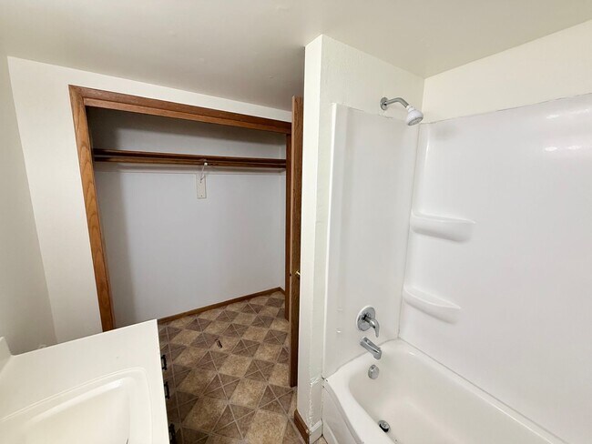 Building Photo - 1406