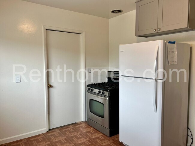 Building Photo - Bay Park, 1278 Azusa St, Wood Floors, Quar...