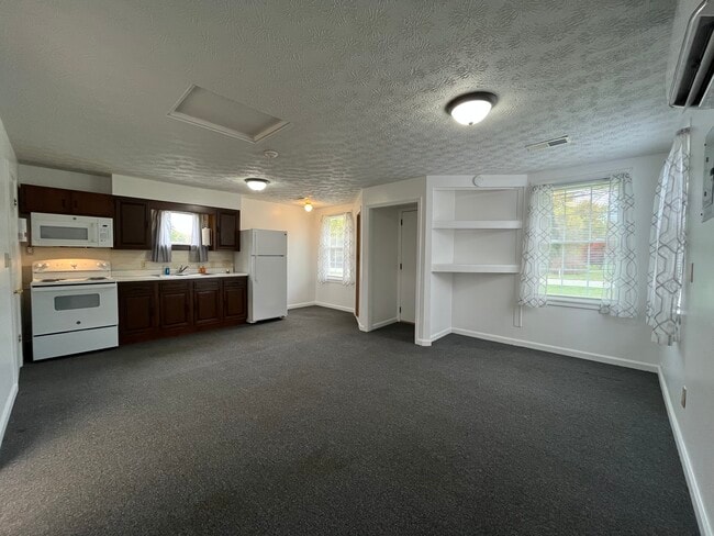 Building Photo - 13050 Beeson St NE