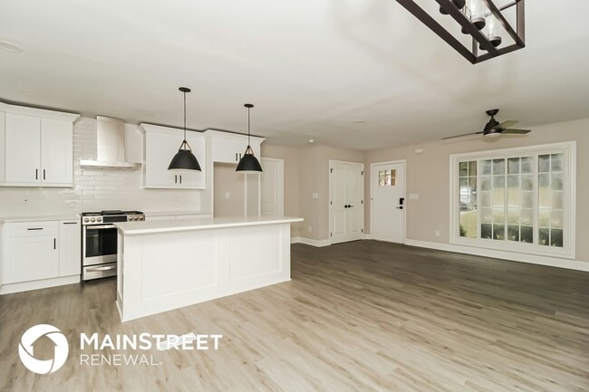 Building Photo - 590 Oriole Dr SE
