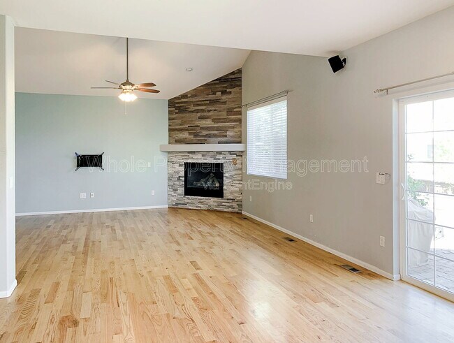 Foto del edificio - 15450 Carob Cir