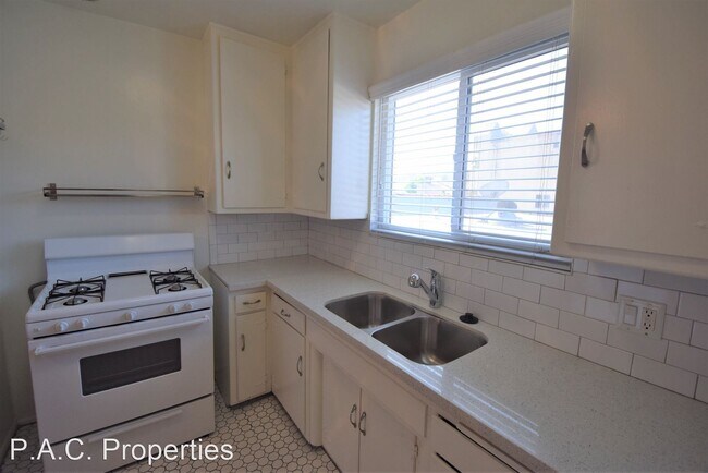 Building Photo - 1 br, 1 bath Apartment - 823-25 S Orange G...