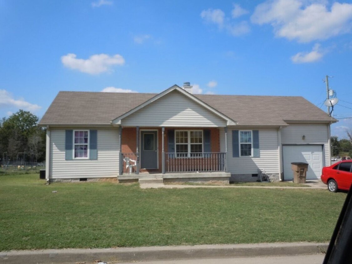 Large 3br 2ba with garage and privacy fence in Antioch, Tn - Large 3br 2ba in Antioch, Tn