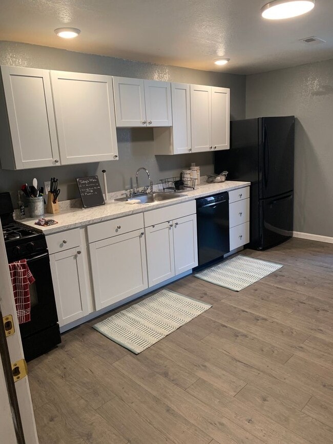 Building Photo - 903 E Carson St