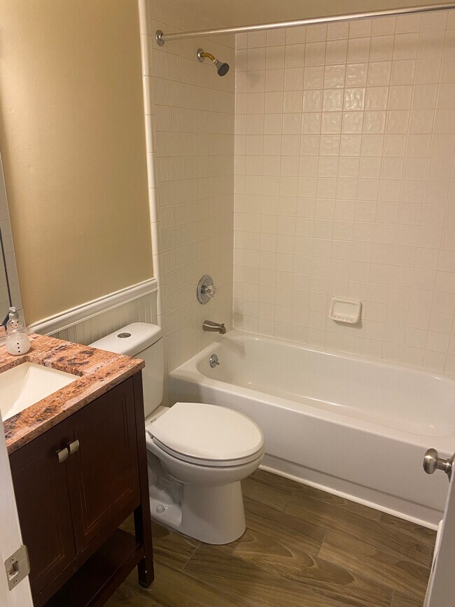 Baño principal - 5017 Knightsbridge Cir N