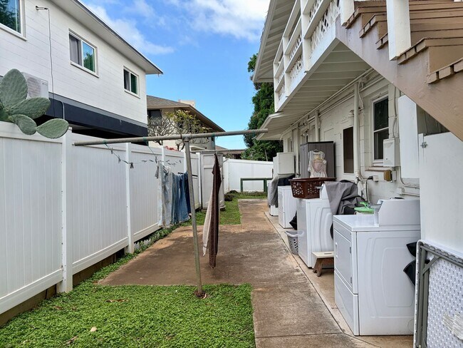 Foto del edificio - Newly Renovated 3BR Kapahulu Home with Private Yard and Gated Parking Near Waikiki