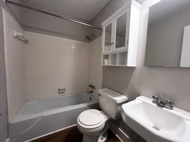 Foto del edificio - 571 Whitehead Rd