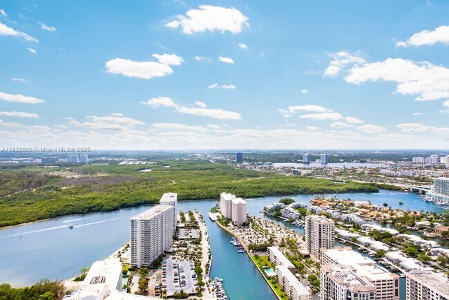 Foto del edificio - 15701 Collins Ave