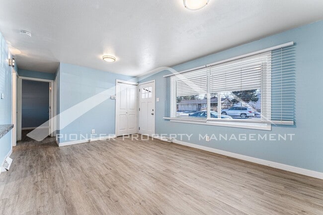 Building Photo - Charming Single Family Home with Washer/Dr...