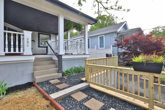 Building Photo - 252 Linden Ave