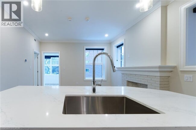 Building Photo - 100 Charlton Ave W