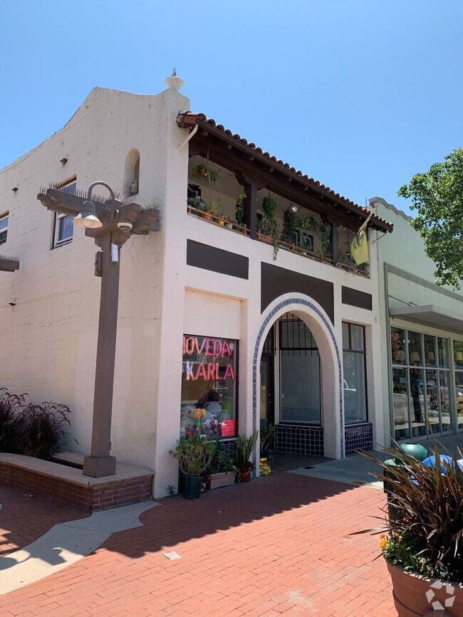 Building Photo - 824 E Main St