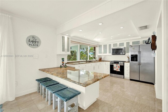 Building Photo - 69 Shoreland Dr