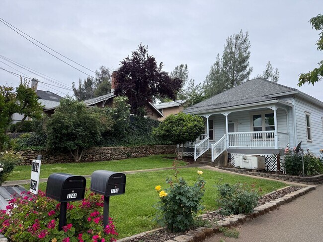 Foto del edificio - 3-bedroom, 1-bath home in Redding blends historic charm with modern finishes!