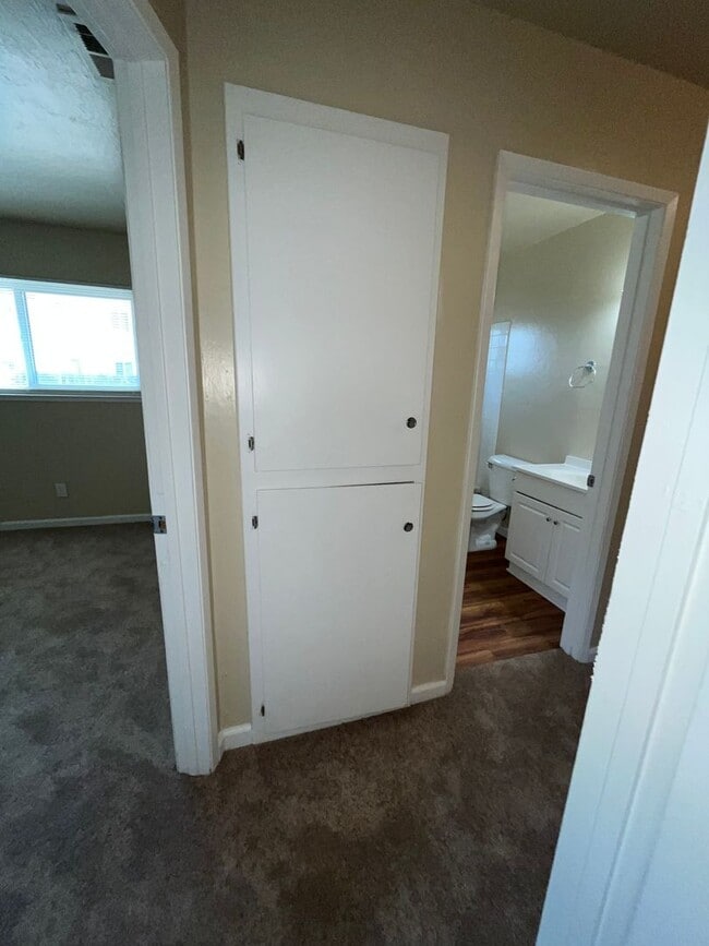 Building Photo - Great 2 BR/1BA /832SF Duplex w/Private 1 C...