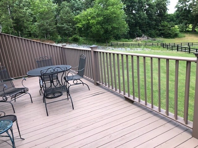 Foto del edificio - Quaint setting, One Level 3BR/ 2BA 2-Car Garage Condo