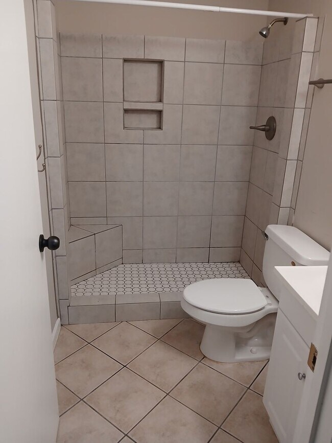 Foto del edificio - Walk in Shower! Single Level, 2 BR, 2 FULL Bath Townhome $1325/mo. Garner, NC !