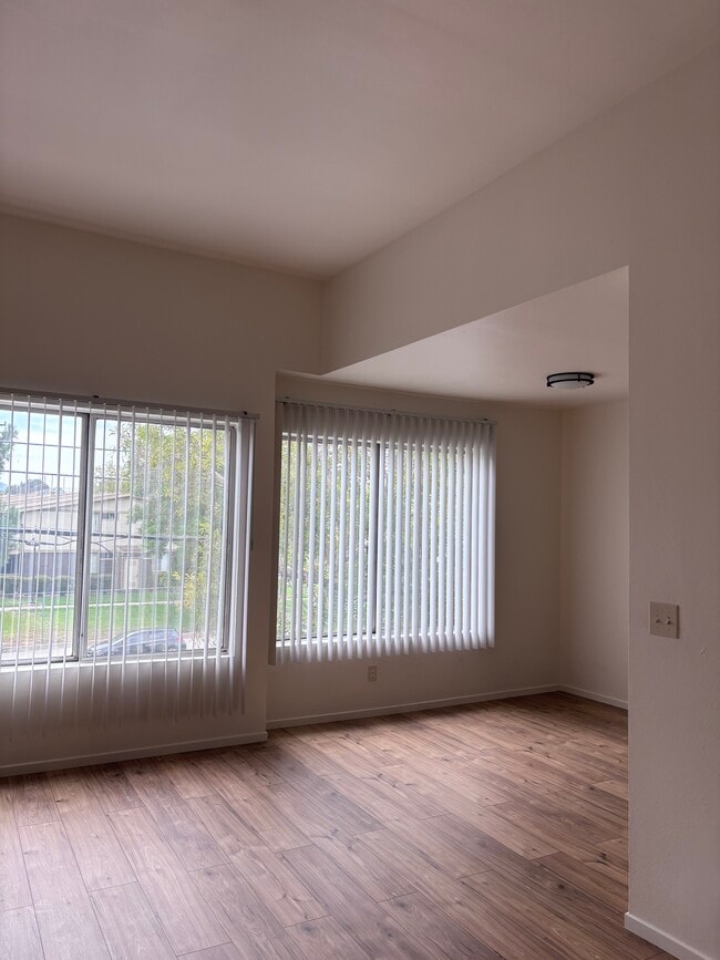 high ceilings - 9950 Zelzah Ave