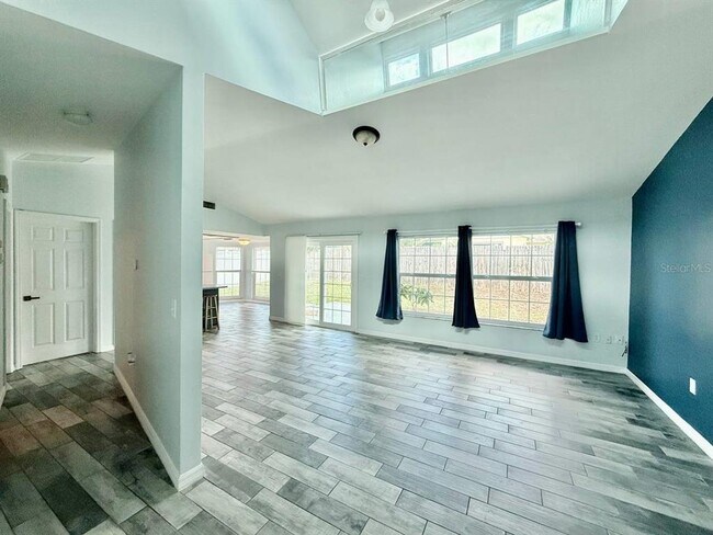 Foto del edificio - 6149 Staunton Dr