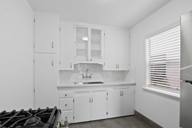 Foto del edificio - NEWLY RENOVATED ONE BEDROOM IN PRIME ALAMI...