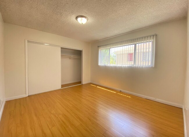 Foto del edificio - 319 S Clark Dr