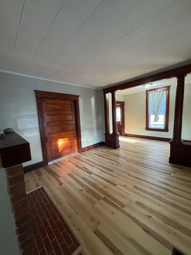 Sala de estar con puerta de estacas cerrada - 925 Walnut St.