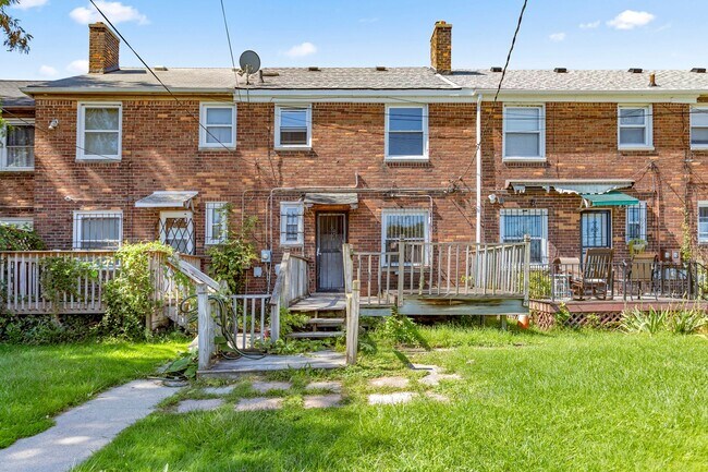 Building Photo - Beautiful updated townhome