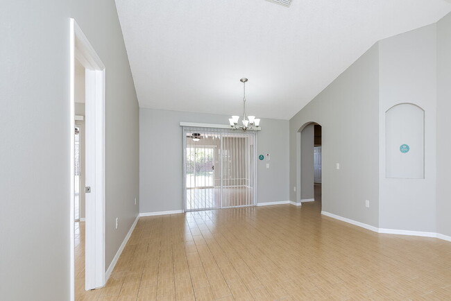 Foto del edificio - 5402 Harmony Ln