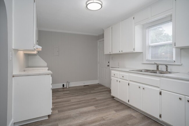 Building Photo - 33 Sunset Dr