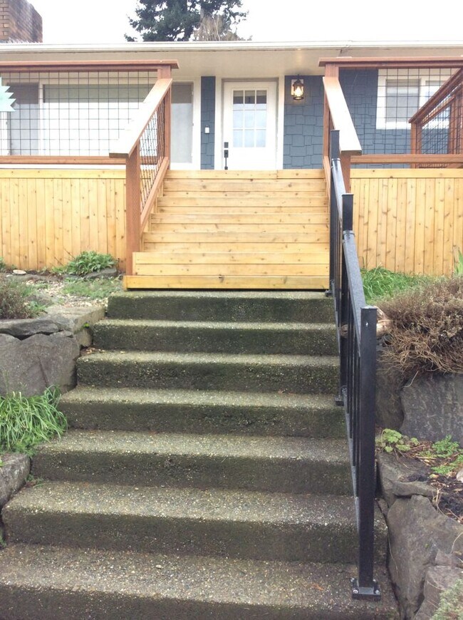 Foto del edificio - Browns Point Beauty! Spacious 2BDRM/1.75 BATH Home with Partial View of the Sound!