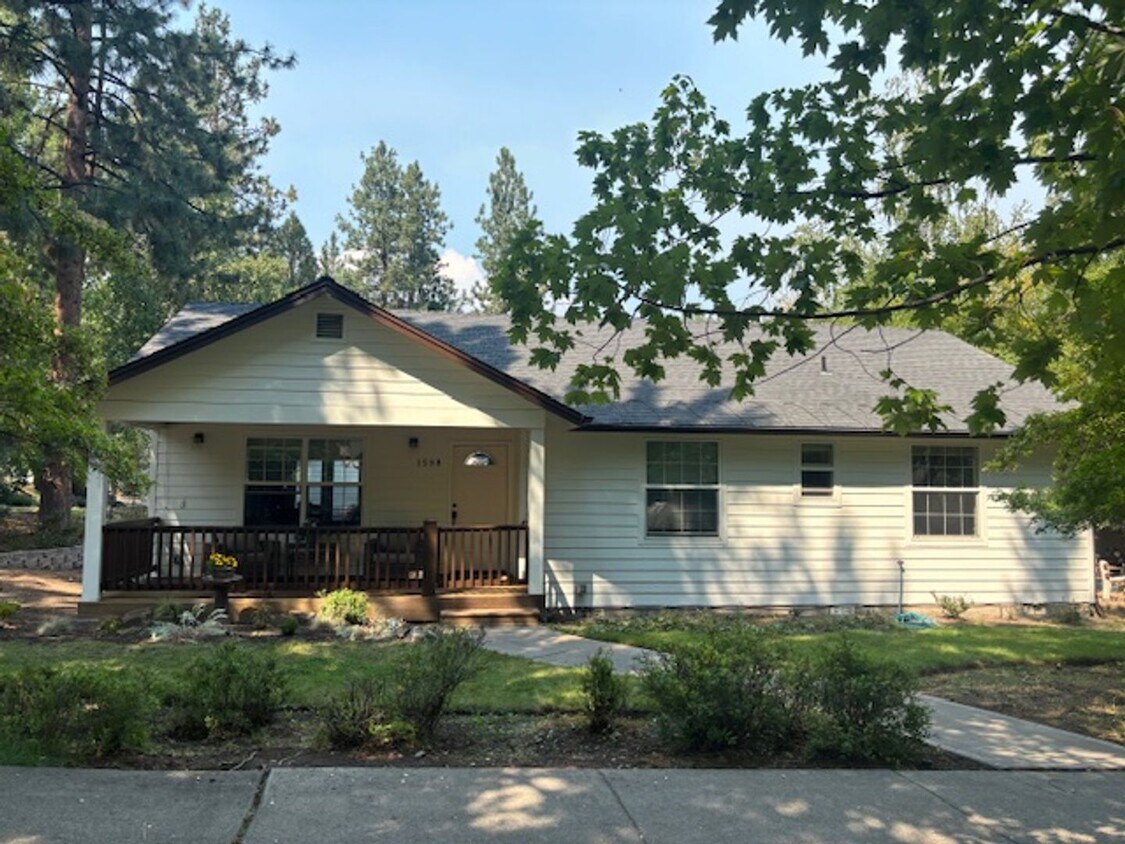 Charming Home, Bend`s West-side, Detached Garage and Bonus Space. Great Location. Flexible Lease... - Charming Home, Bend`s West-side, Detached Garage and Bonus Space. Great Location.  Flexible Lease...