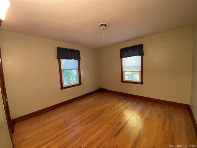 Building Photo - 952 Migeon Ave