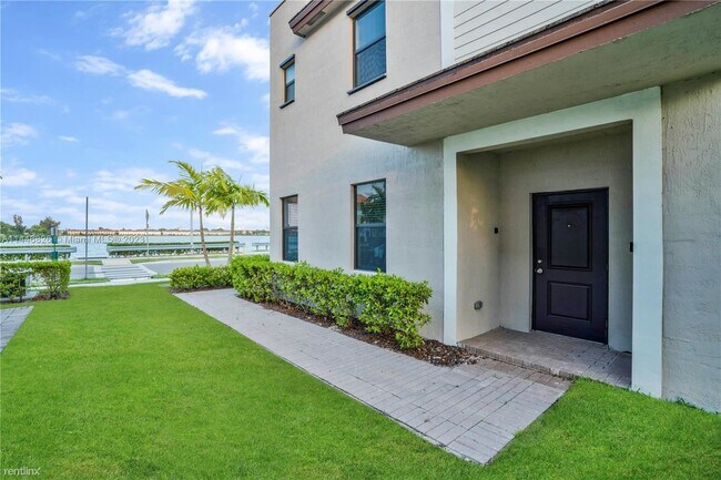 Building Photo - 3 br, 2.5 bath Townhome - 20608 NE 2nd Ct
