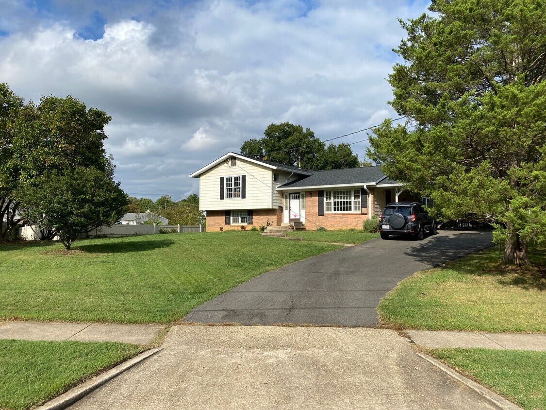 Primary Photo - 5910 King James Dr