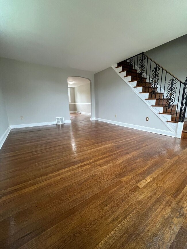 Building Photo - Beautiful 3 Bedroom 1.5 Bath in Clifton He...