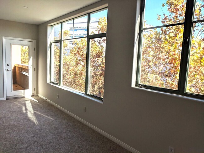Foto del edificio - Beautiful Condo in Downtown San Jose. Grea...