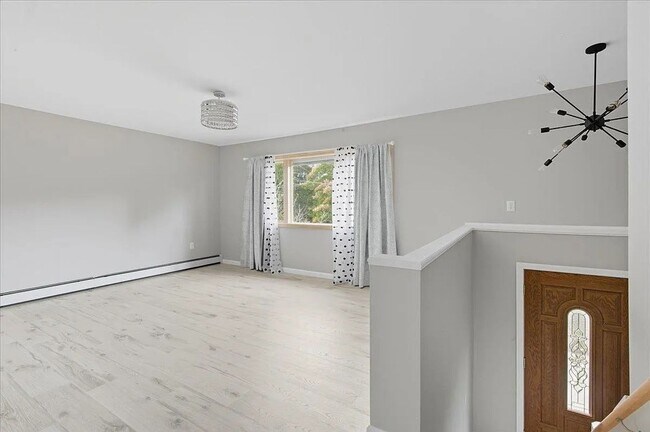 Foto del edificio - Beautifully Maintained Single-Family Home With Flexible, Multi-Area Layout