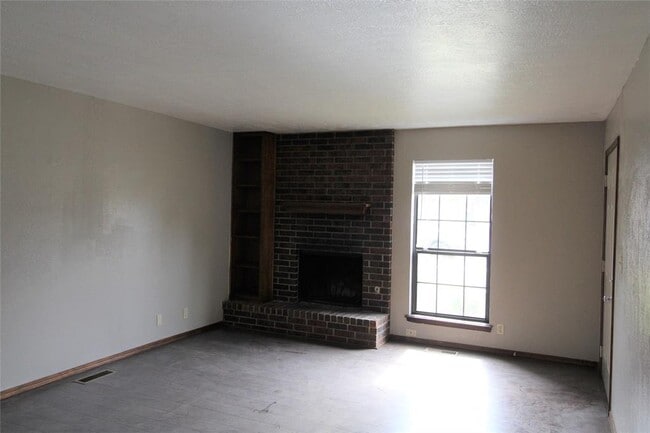 Building Photo - 225 Skylark Ct