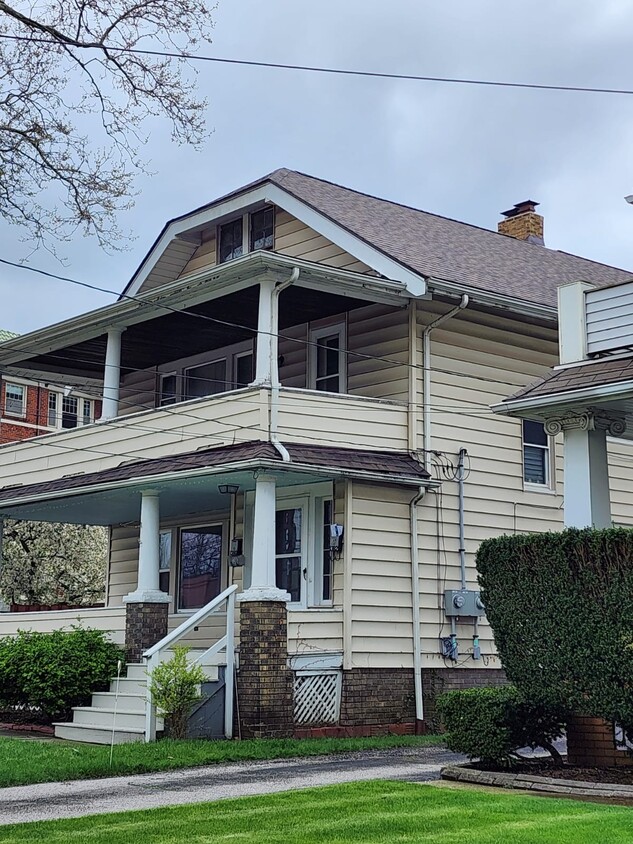 Upper unit with a balcony - 1382 Webb Rd