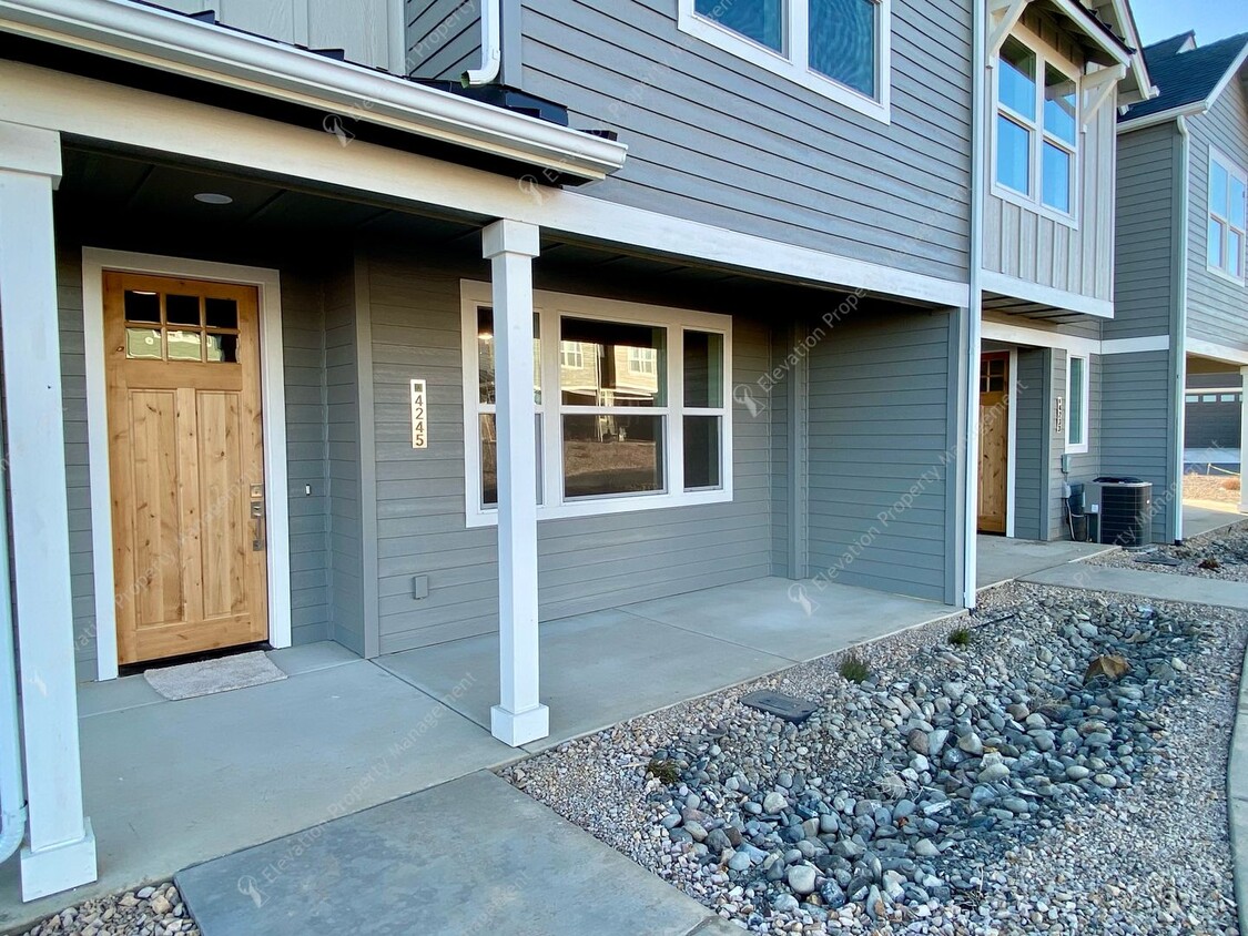 Foto principal - **BRAND NEW CONSTRUCTION** End unit 3BR - ...