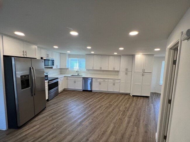 Building Photo - Beautifully Remolded 3 Bed 2.5 Bath Townhome!