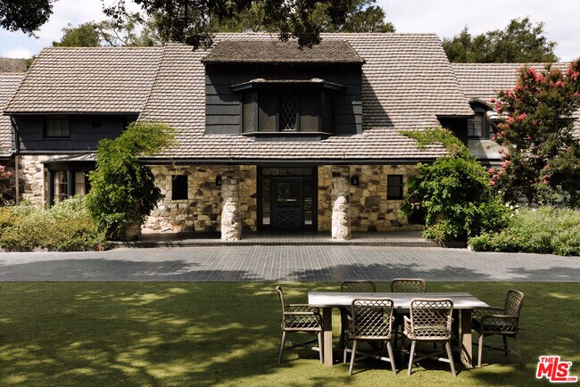 Foto del edificio - 3100 Mandeville Canyon Rd